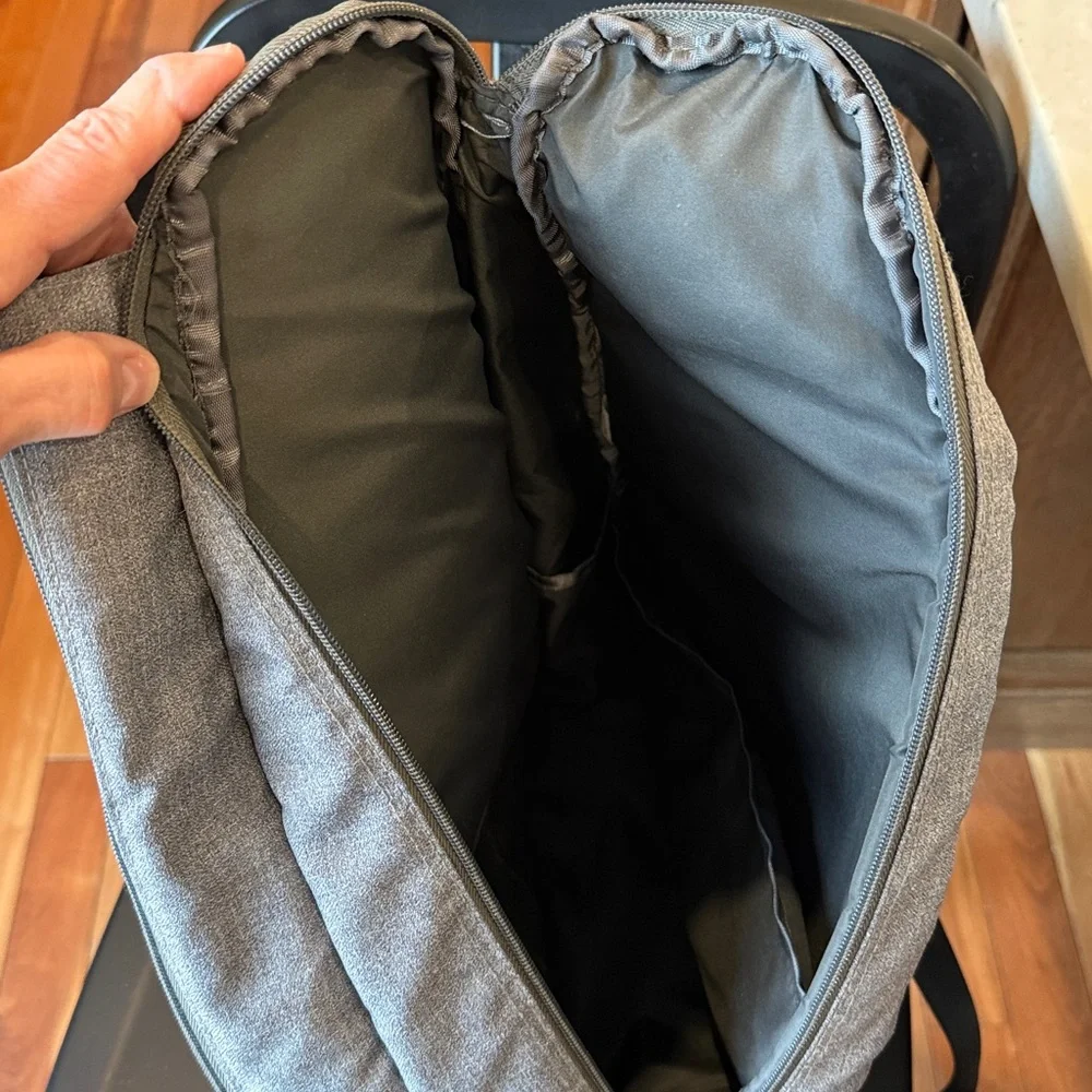 Tennis bag, backpack style.  Glove It brand. - Picture 4 of 4